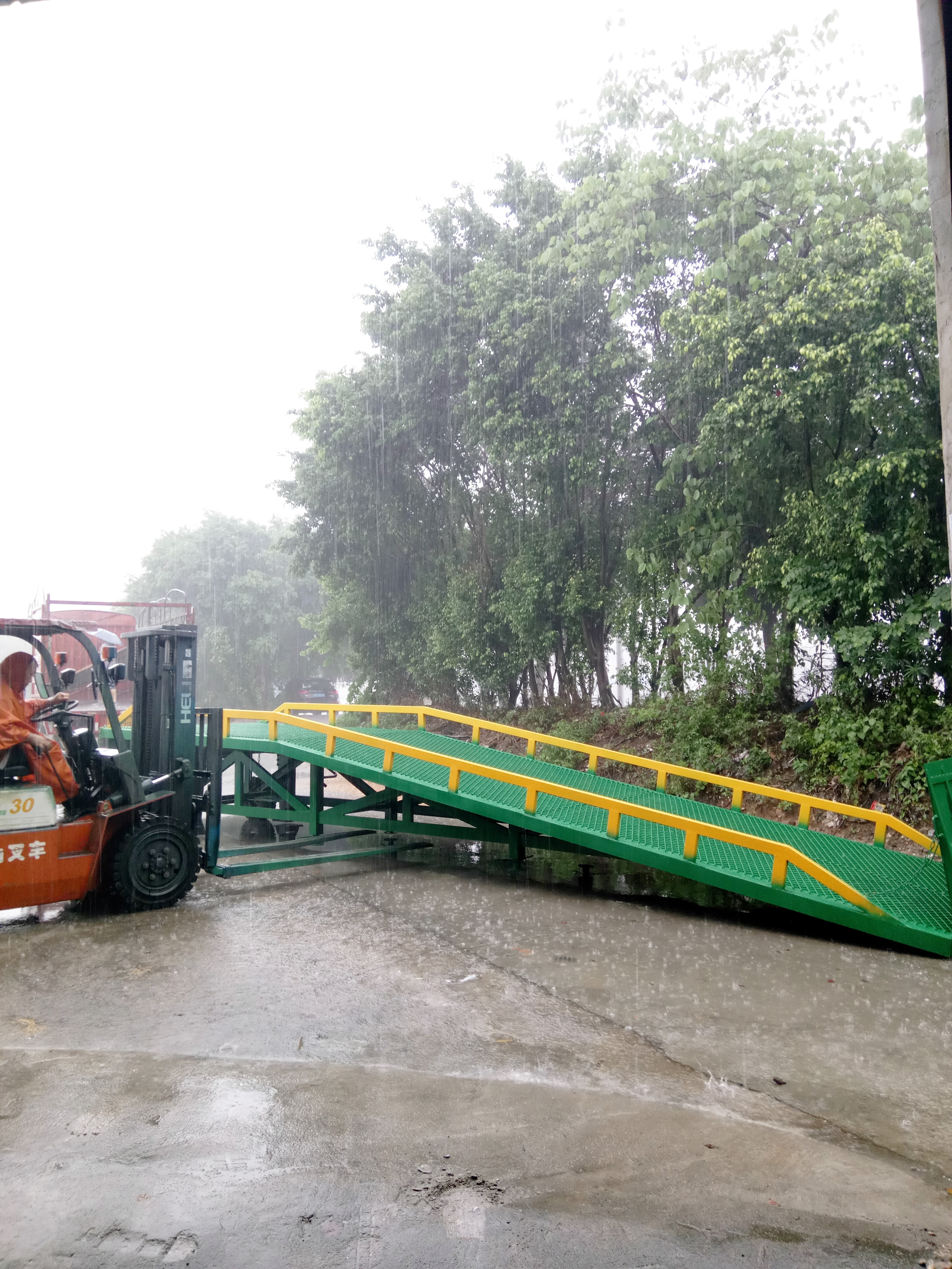 潮州移動(dòng)登車(chē)橋 液壓裝車(chē)臺維修