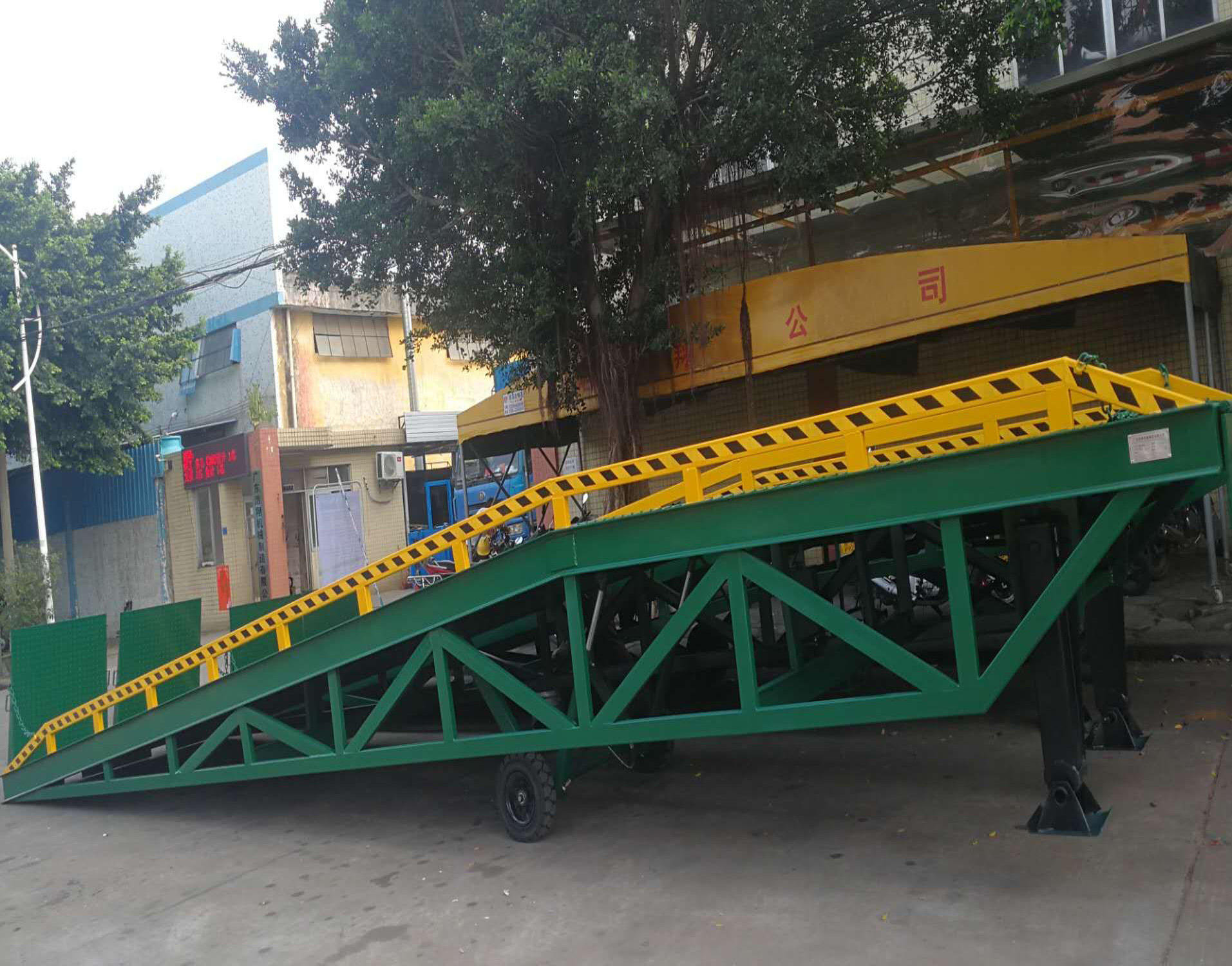 欽州叉車(chē)卸貨平臺(tái) 移動(dòng)登車(chē)臺(tái)11米