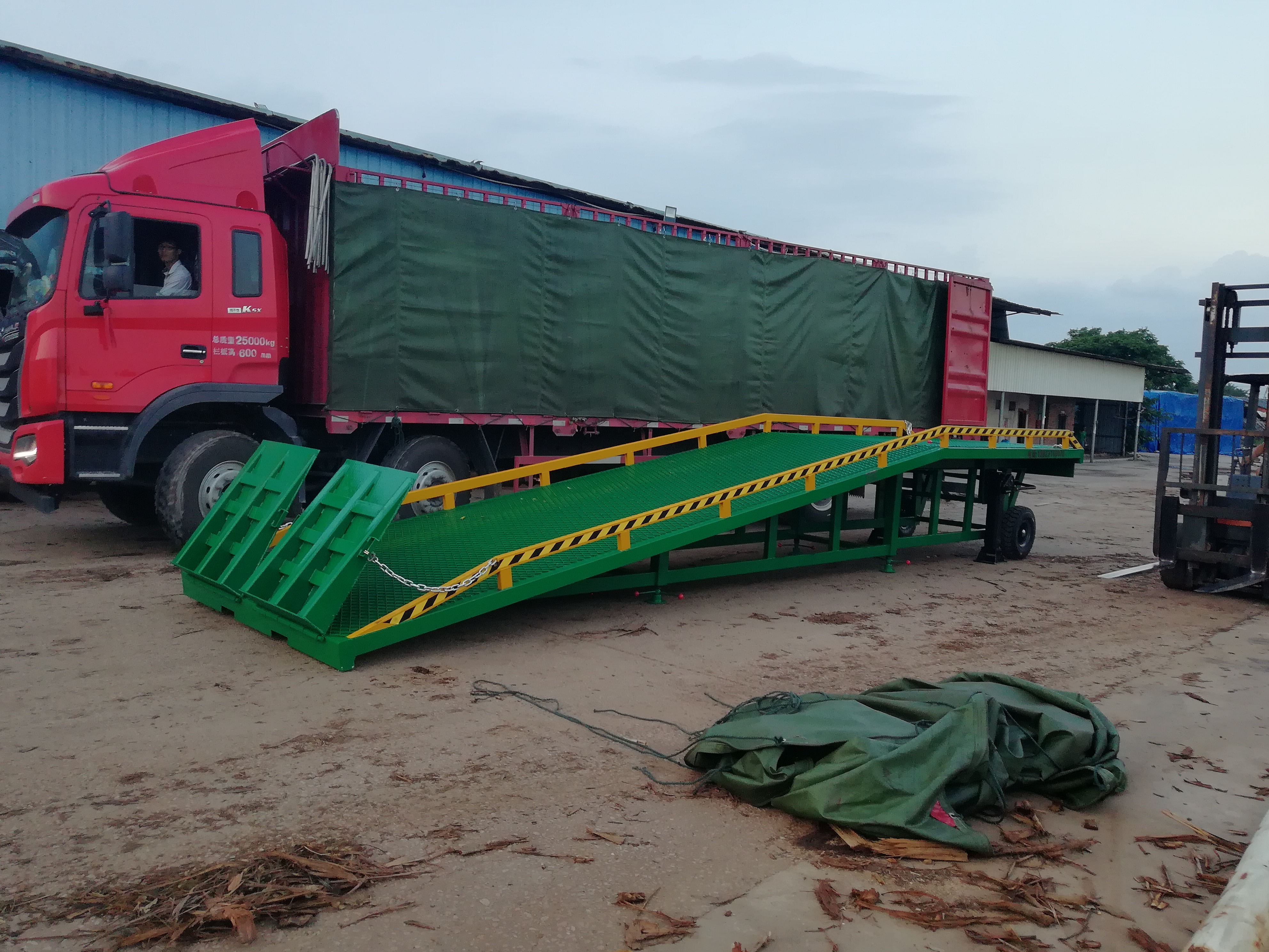 百色貨柜裝車(chē)平臺(tái) 移動(dòng)登車(chē)臺(tái)10米