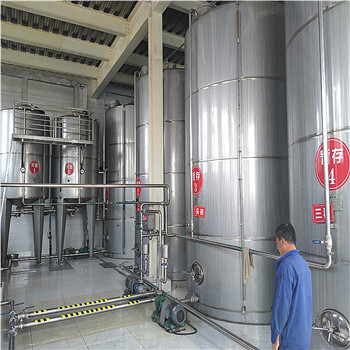 河南商丘酱醋厂酿造设备生产线不锈钢储液罐发酵罐现场施工