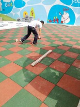 武汉小区防滑防摔地砖，幼儿园防摔地板，学校专用防护垫