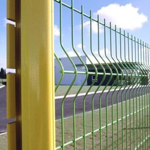 鱼塘水库防护州园林绿化围栏网三折弯桃型柱护栏网绿化带护栏网