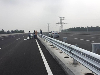 阳江波形护栏厂家-润越农村道路护栏施工