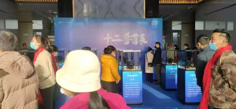 龍袍玉璽展精雕細(xì)琢