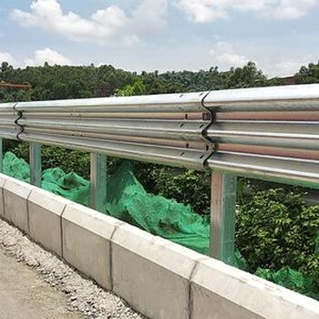 波形护栏贵州贵阳生产厂家不同规格尺寸颜色可定制交通护栏