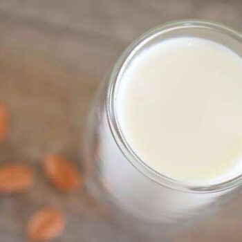 天氣漸漸轉(zhuǎn)冷多喝點羊奶溫補一下