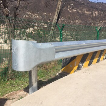 安康波形护栏镀锌道路护栏板二波波形绿色公路护栏板