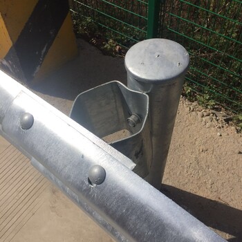 安康波形護(hù)欄鍍鋅道路護(hù)欄板二波波形綠色公路護(hù)欄板