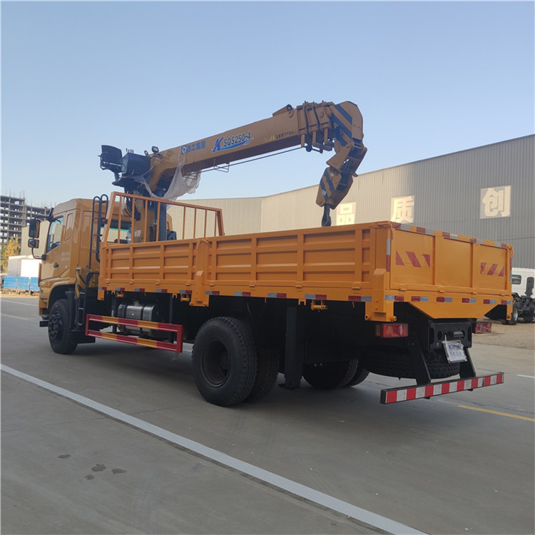 新疆國六隨車吊12噸帶液壓后支腿徐工隨車吊