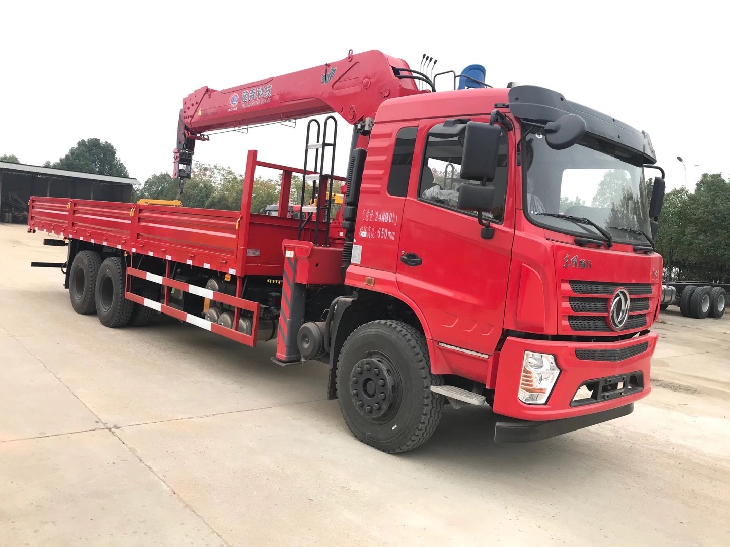 江西國六隨車吊8噸5米8貨箱廠家