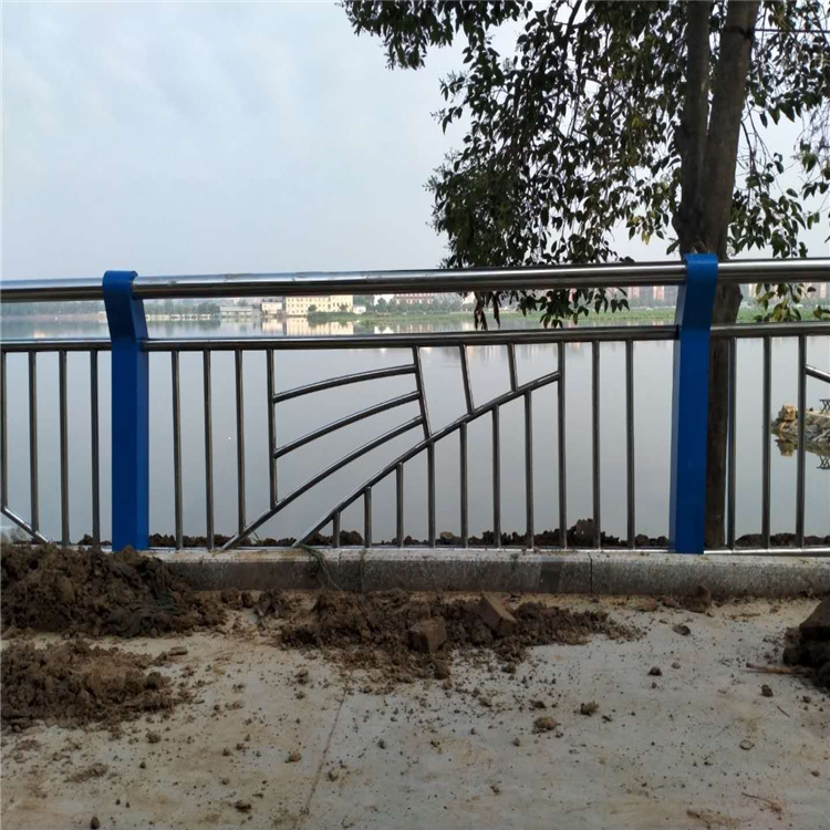 辽宁锦州防撞河道护栏木纹转印护栏焊接