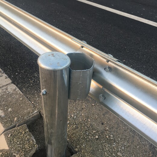 宝鸡高速公路防撞护栏二三波波形护栏板公路护栏可加工定制
