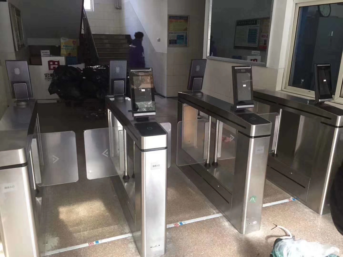 駿裕隆智能訪客速通門(mén)擺閘,香港速通門(mén)閘機(jī)造型美觀