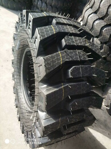 20.5/70-16鋼絲工程裝載機(jī)實(shí)心輪胎批發(fā)叉子車輪胎批發(fā)半實(shí)心輪胎加密花紋