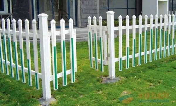 pvc塑鋼草坪柵欄 公園花池草坪圍欄 PVC草坪護(hù)欄綠化帶園林防護(hù)欄