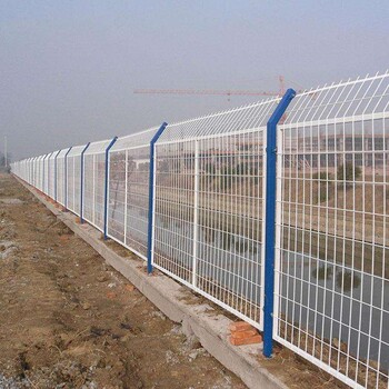护栏网价格铁丝网围栏厂家各种规格美观大方