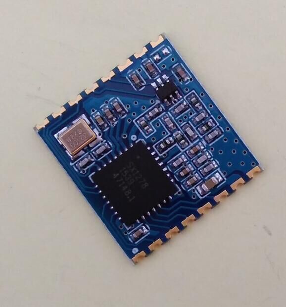 KT-F1278无线模块采用Semtech 公司的SX1278器件,该器件采用了LoRa TM 扩频调制跳频技术,其通信距离, 接收灵敏度都远超现在的FSK、GFSK 调 制,且多个传输的信号占用同一个信道 而不受影响, 使用这款模块就可大幅 延长传输距离,在稀疏的环境覆盖范围 可达到15公里,在环境稠密的地区可达 到3公里以上,因此不需要中继装置及 复杂的通信基础设施。由于传输距离 增加,可以大幅减少中继器的使用,简 化了系统设计,从而大幅降低成本。除此之外,模块末端节点采用的都是电量需 求极低的设计,