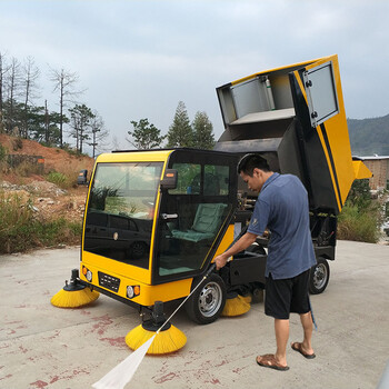 揭阳乡村道路保洁车电动驾驶式扫地机全封闭扫地车厂家