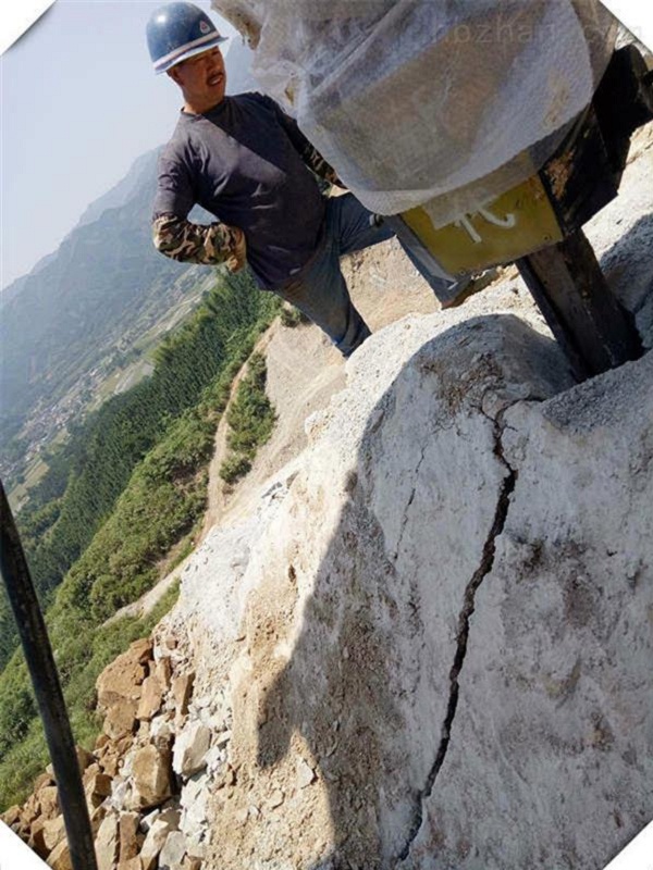 礦山開采混凝土巖石破石機(jī)