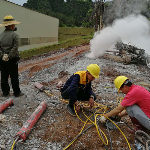 铜仁碧江区*道路修建硬石头剥离