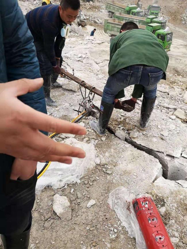 西藏拉萨城市建设破拆石头