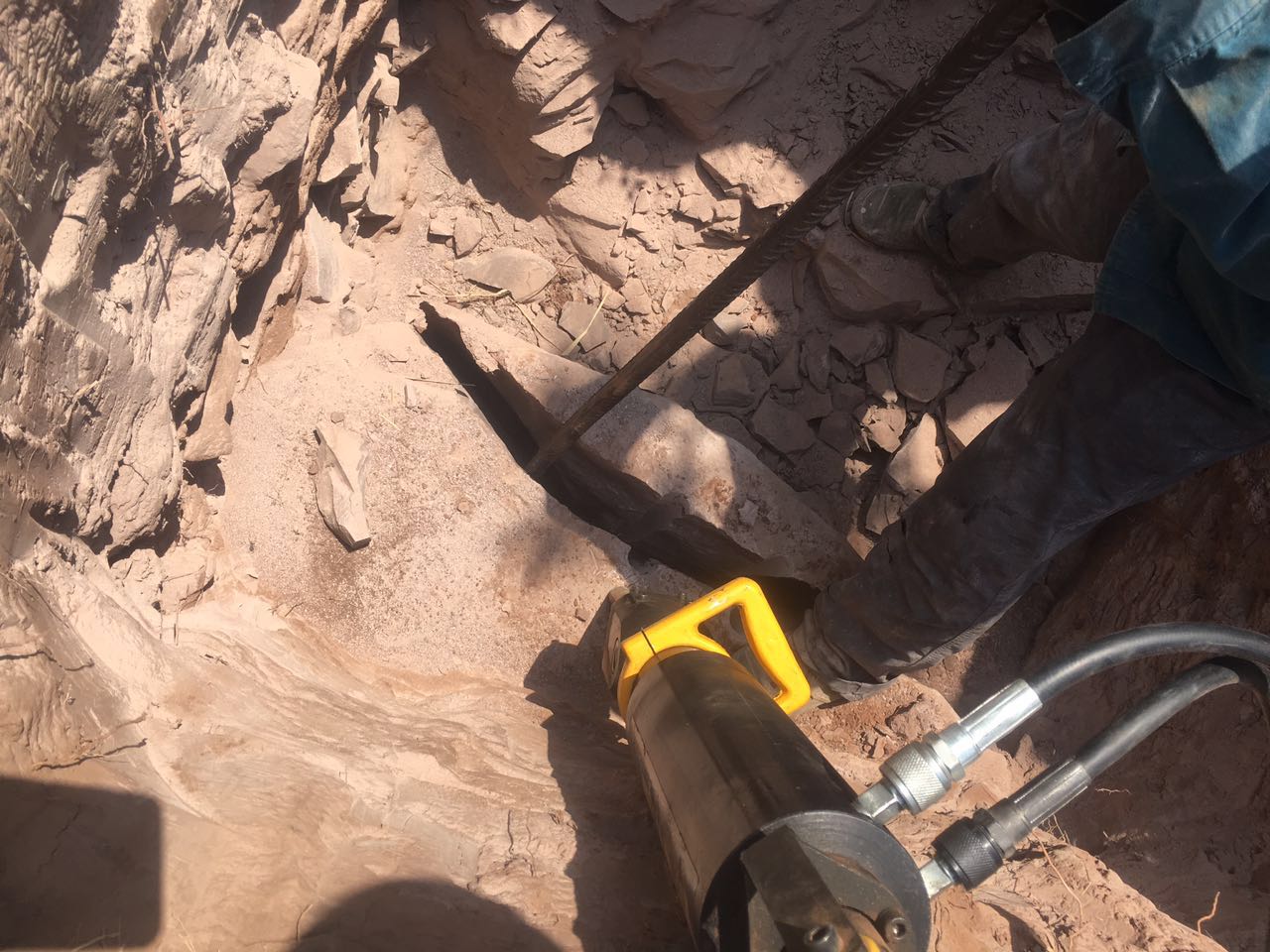 代替挖机破碎锤岩石开采机劈裂机：新疆哈密
