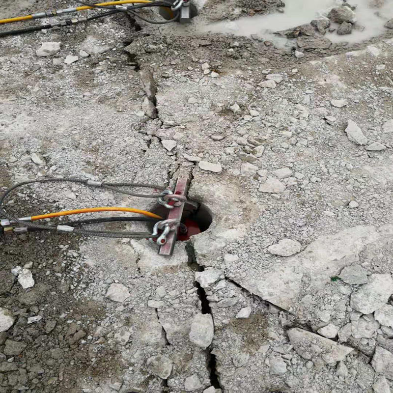 地下竖井采挖基坑岩石破碎劈裂器