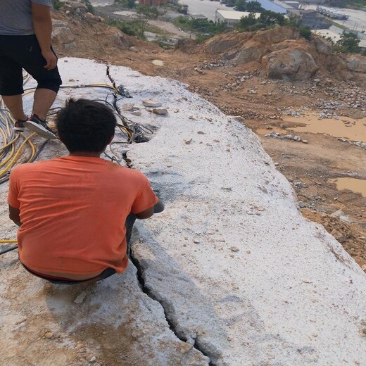 新疆托里水库解体硬石头岩石开采设备