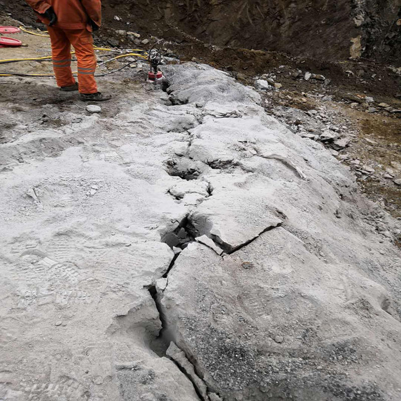 湖北黄陂硬石头破除液压岩石劈裂机