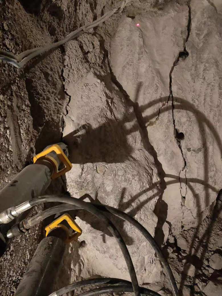 湖北高场街道-挖掘机破碎机用大型劈裂机
