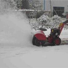 道路清雪大型设备进不去小型全自动扫雪机大展身手