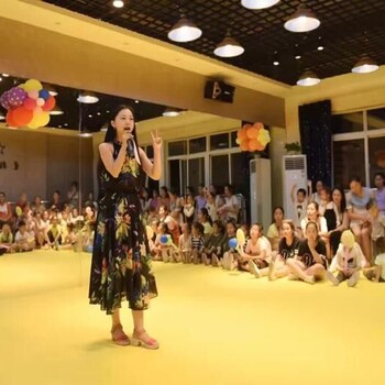 動(dòng)感單車房炫酷智能聲控?zé)艄夂麩魣D案燈電腦搖頭燈