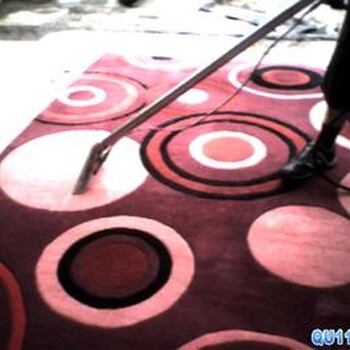 地毯想找人清洁咯吧？洪升清洁公司服务一步到家。