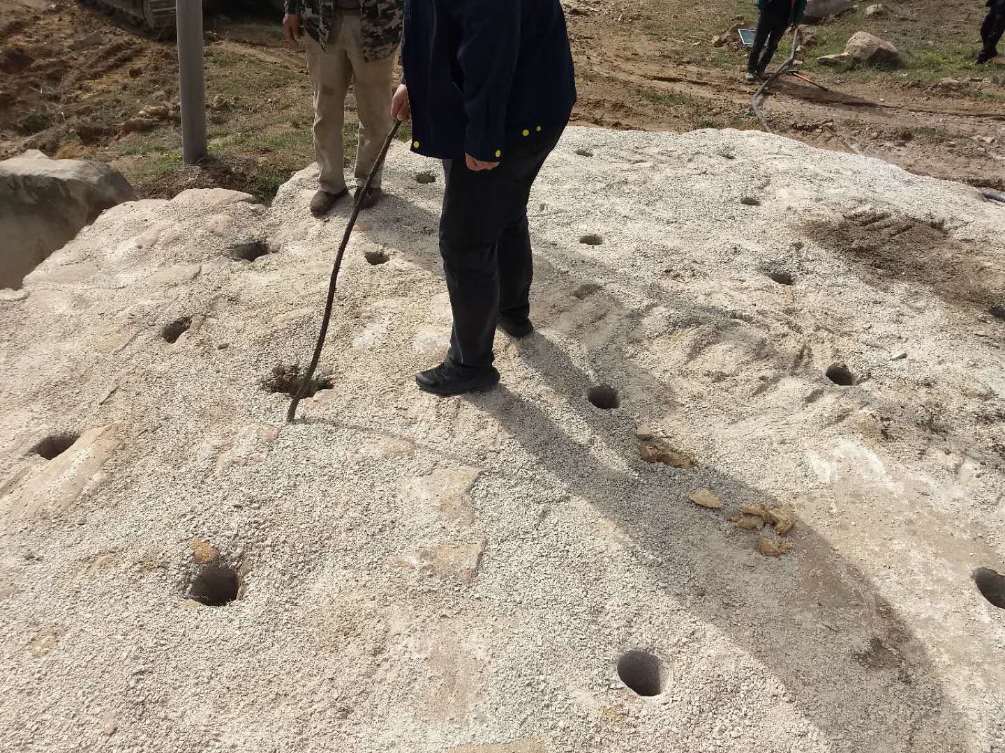 驻马店南阳混凝土桩基液压破桩机开挖地基