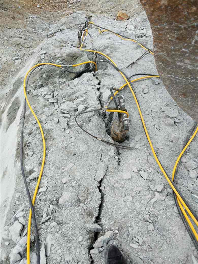 阿勒泰塔城大力度液压分裂机钢筋混凝土快速岩石劈石机