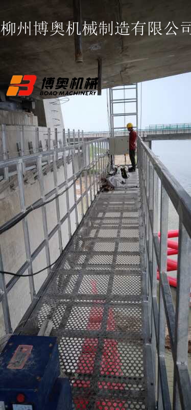 桥梁侧面安装排水管高空施工设备