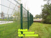 小区护栏网的种类：三角折弯护栏网，双圈护栏网，波浪护栏网。