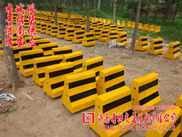 武城水泥隔离墩价格2米长道路施工防护栏公路黄黑水泥条图片4