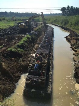 镀锌覆塑五绞合格宾笼现货亿申格宾网厂家定做雷诺护垫格宾石笼