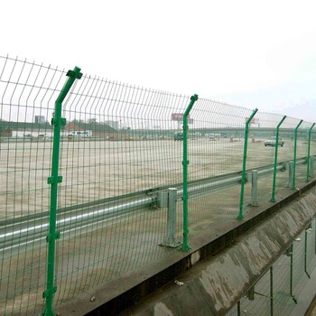 安平艾斯欧双边铁丝护栏网生产厂家，道路防护栏生产施工安装队