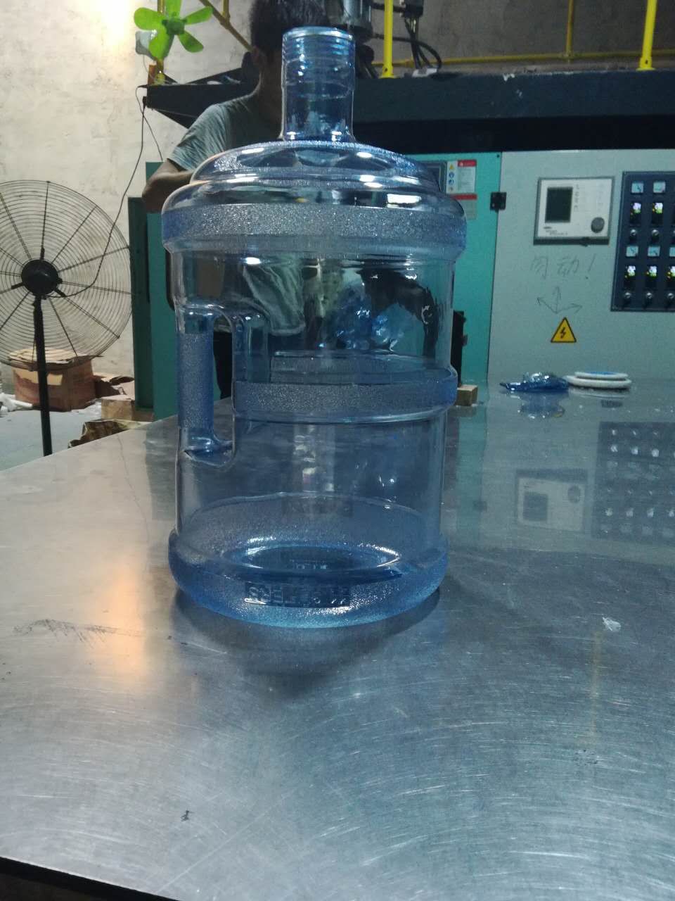 消毒液桶吹塑机图片