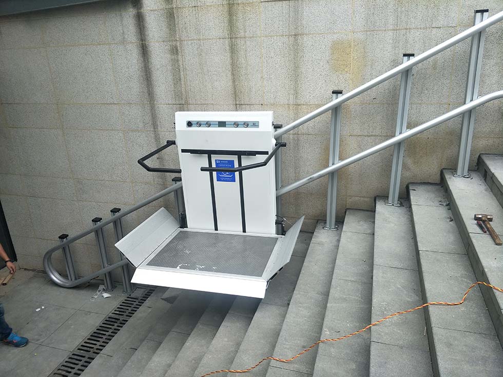 残疾人电动扶梯图片