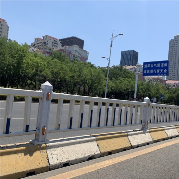 山东道路护栏贴反光膜小区隔离栏杆m型护栏