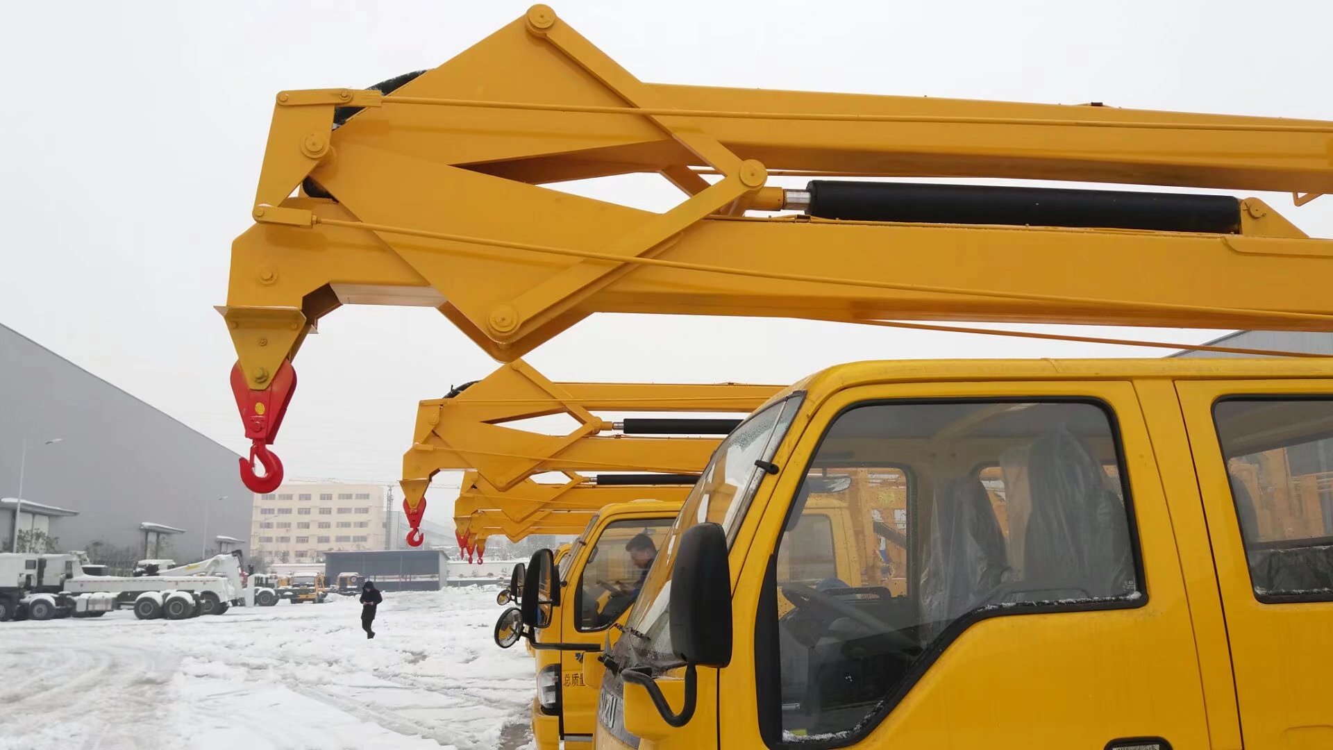 剪叉式高空作業車:集四輪移動與二輪牽引於一身,採用汽車,三輪車或