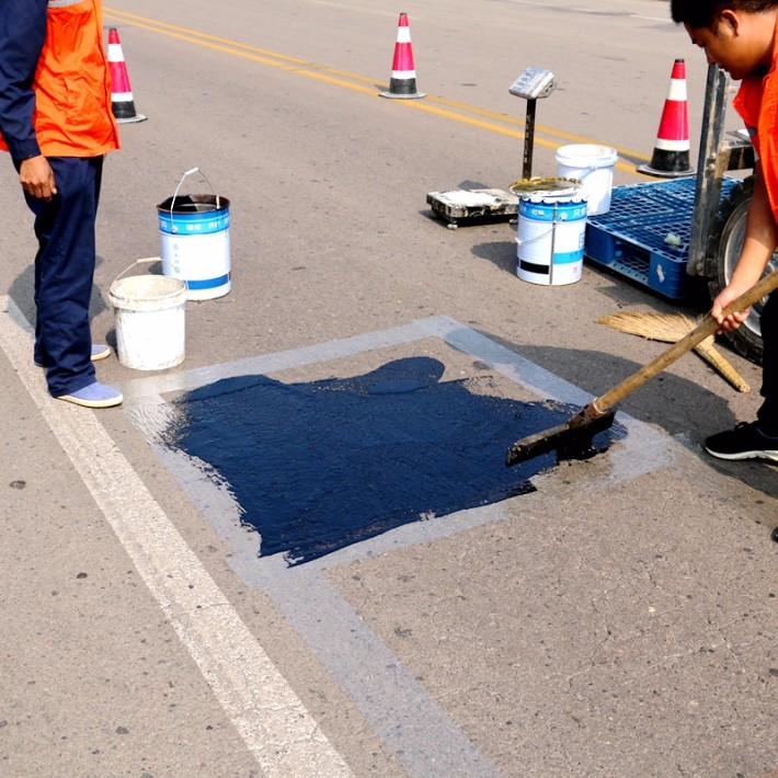 融合,在交通流的碾压,搓揉作用下,将细料有效地挤嵌到裂缝内,与原路面