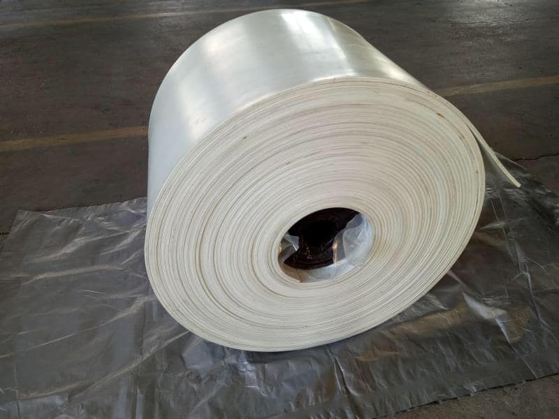 广东河源市ep100白色输送带使橡胶层不会产生气孔,并具有良好的耐磨性