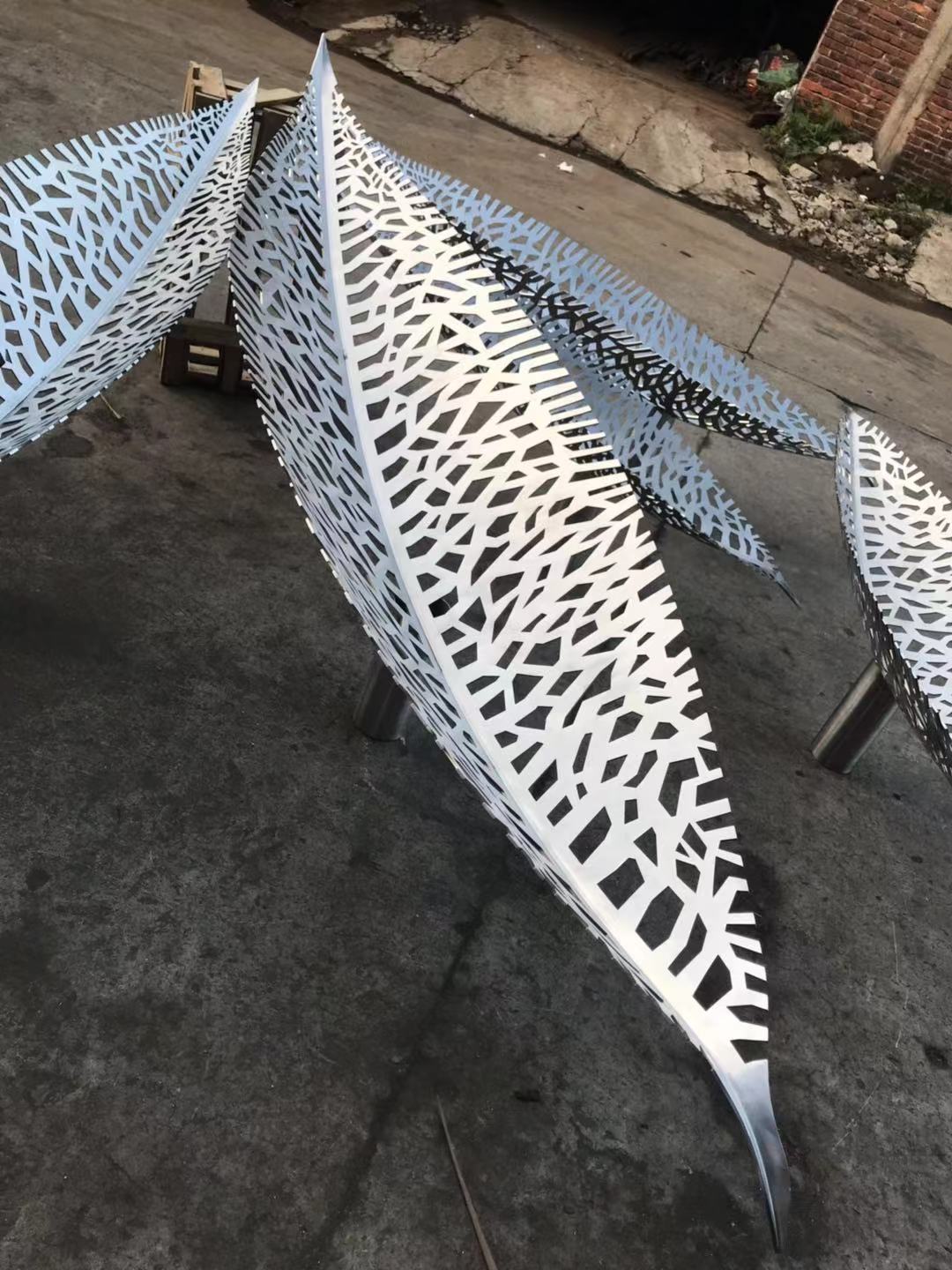 不锈钢树叶造型雕塑摆件选用多厚的板镂空效果达到佳