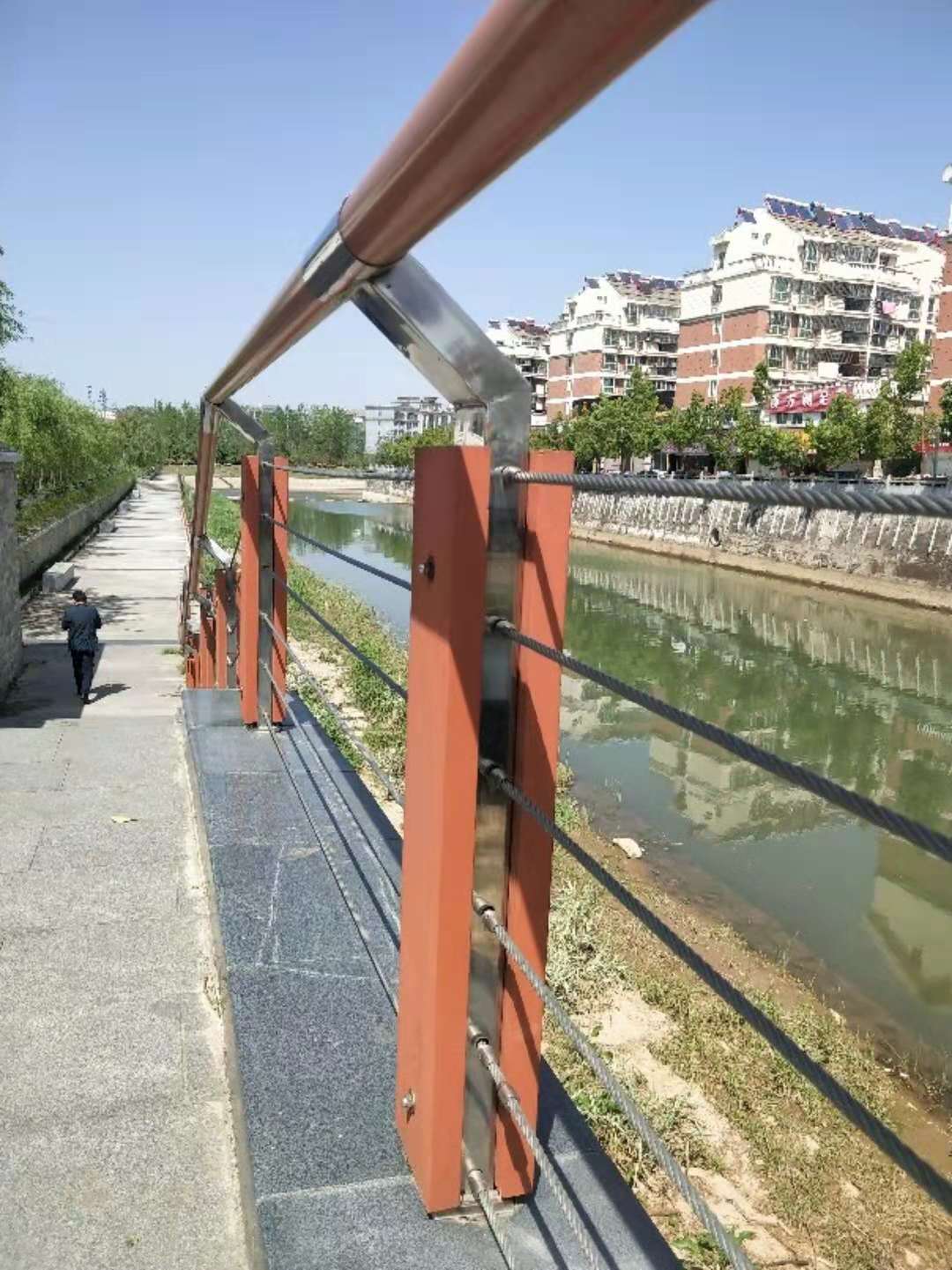 河道橋樑景觀護欄道路園林纜索欄杆鋅鋼仿木紋轉印護欄生產廠家