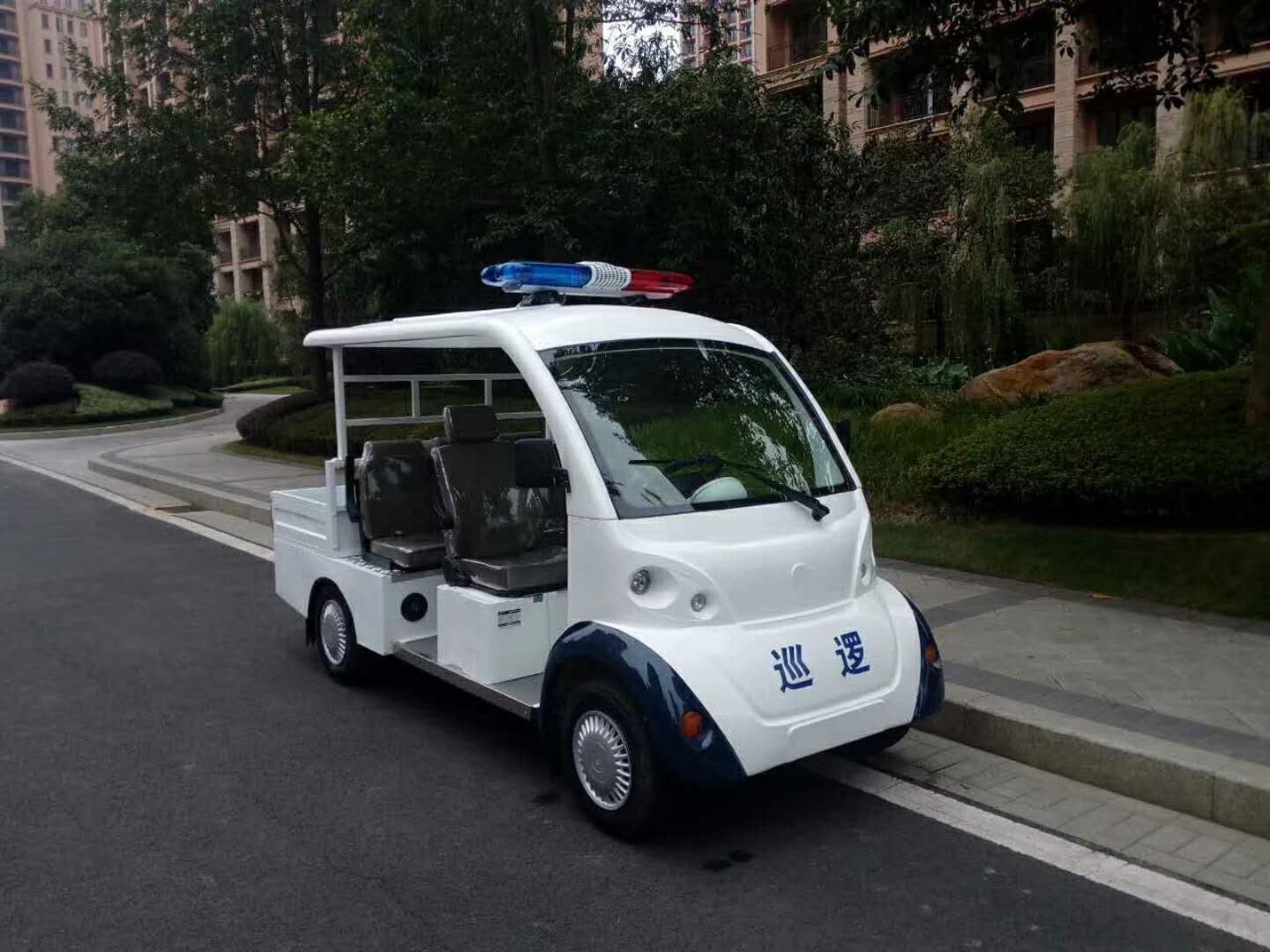 五座敞開式電動皮卡巡邏車