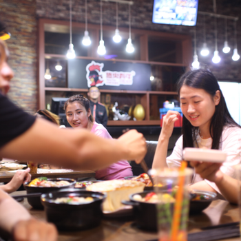 此吃鸡非彼吃鸡聊一聊电竞主题餐饮热火青年脱骨鸡为啥这么火